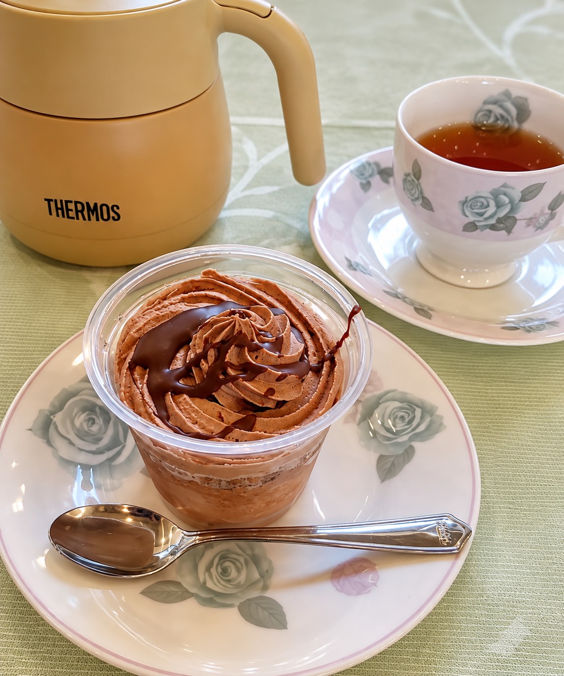 紅茶のポットとカップ、スイーツ
