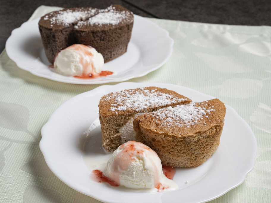 粉糖をふったガトーショコラとシフォンケーキにアイスを添えたスイーツ