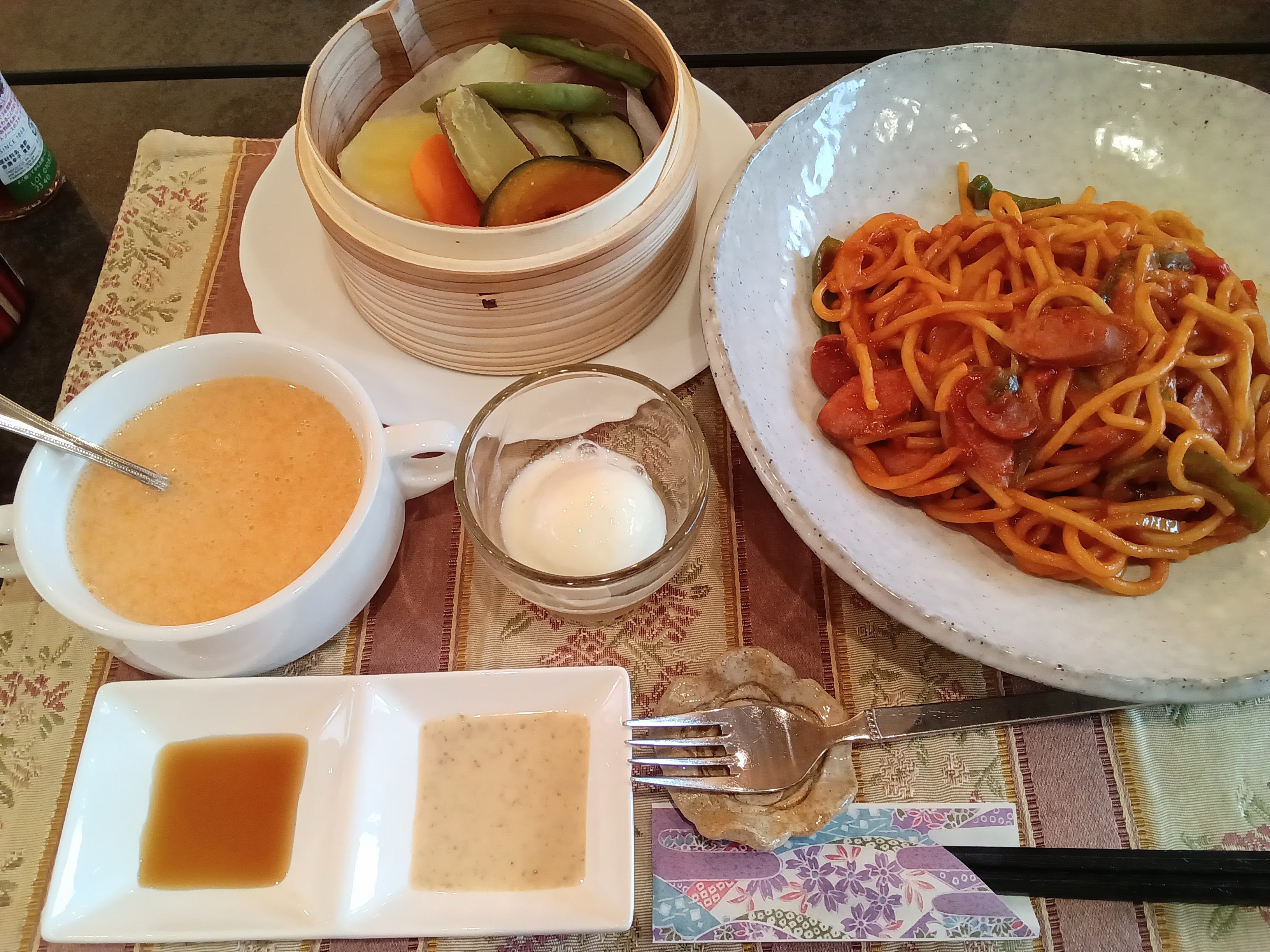 ナポリタンとせいろ蒸しの温野菜、温泉卵、スープのセット